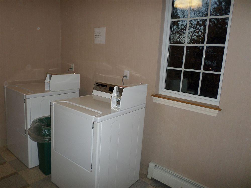 Handys Extended Stay Suites Colchester Bagian luar foto
