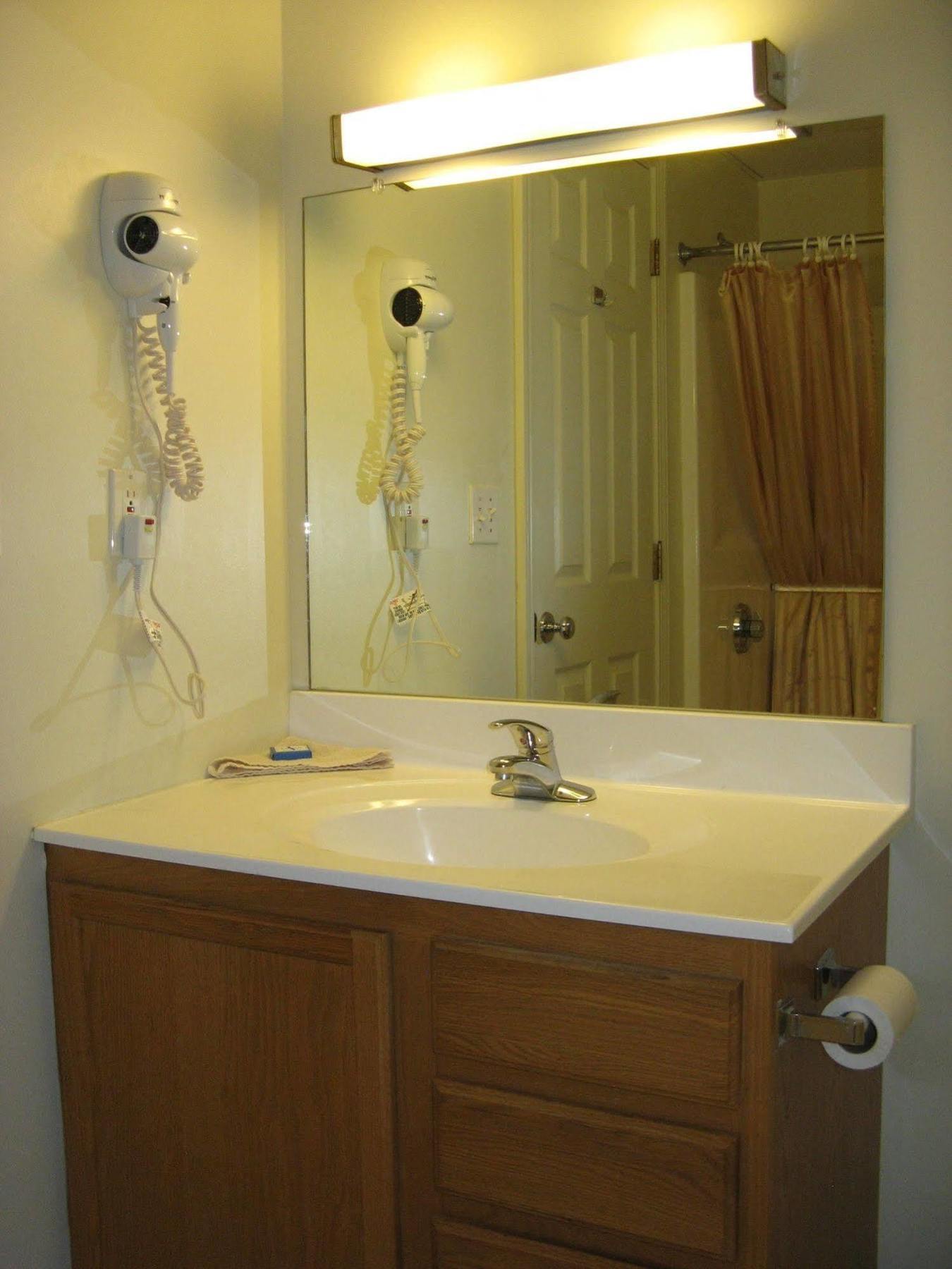 Handys Extended Stay Suites Colchester Bagian luar foto