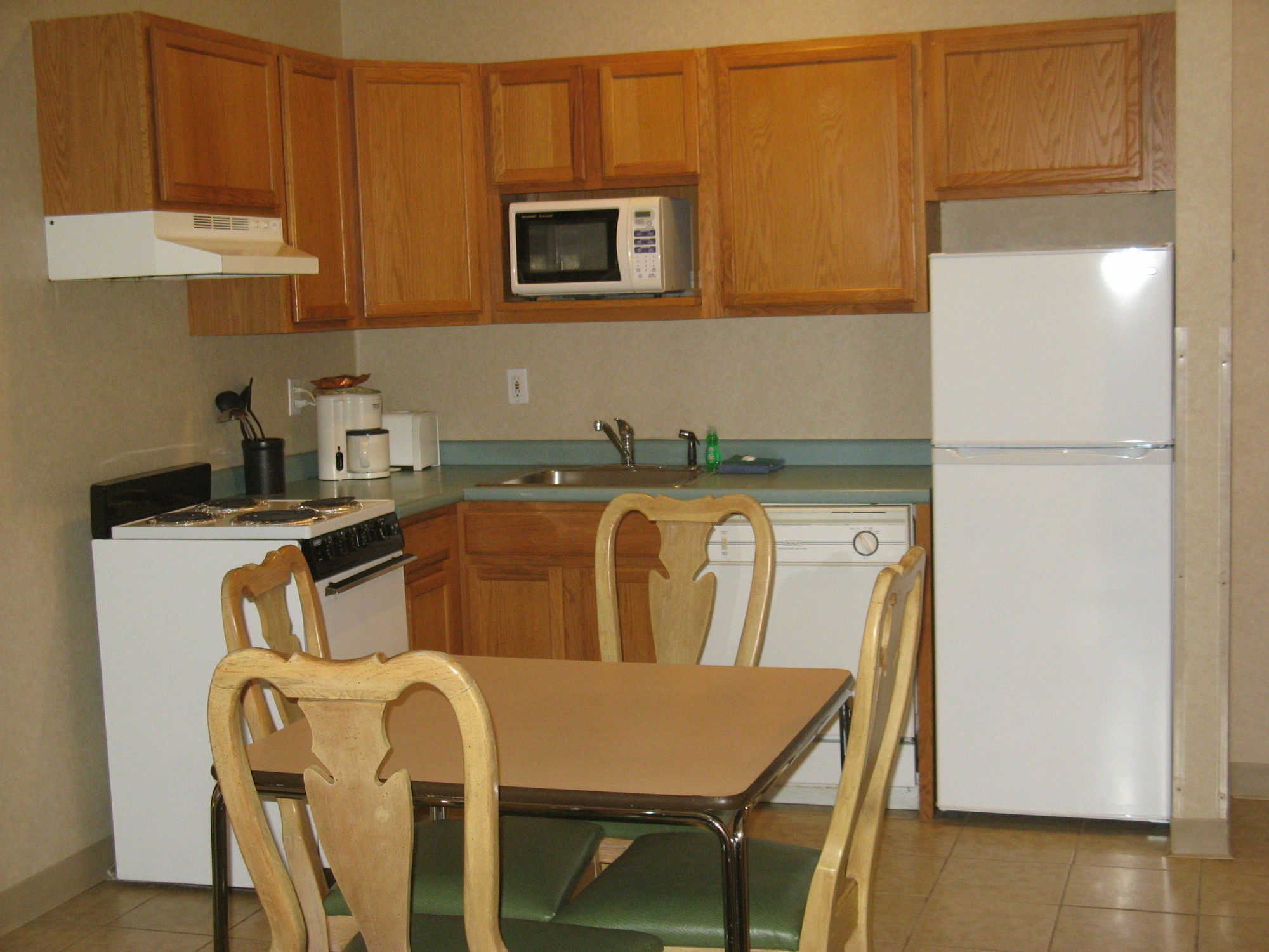 Handys Extended Stay Suites Colchester Bagian luar foto