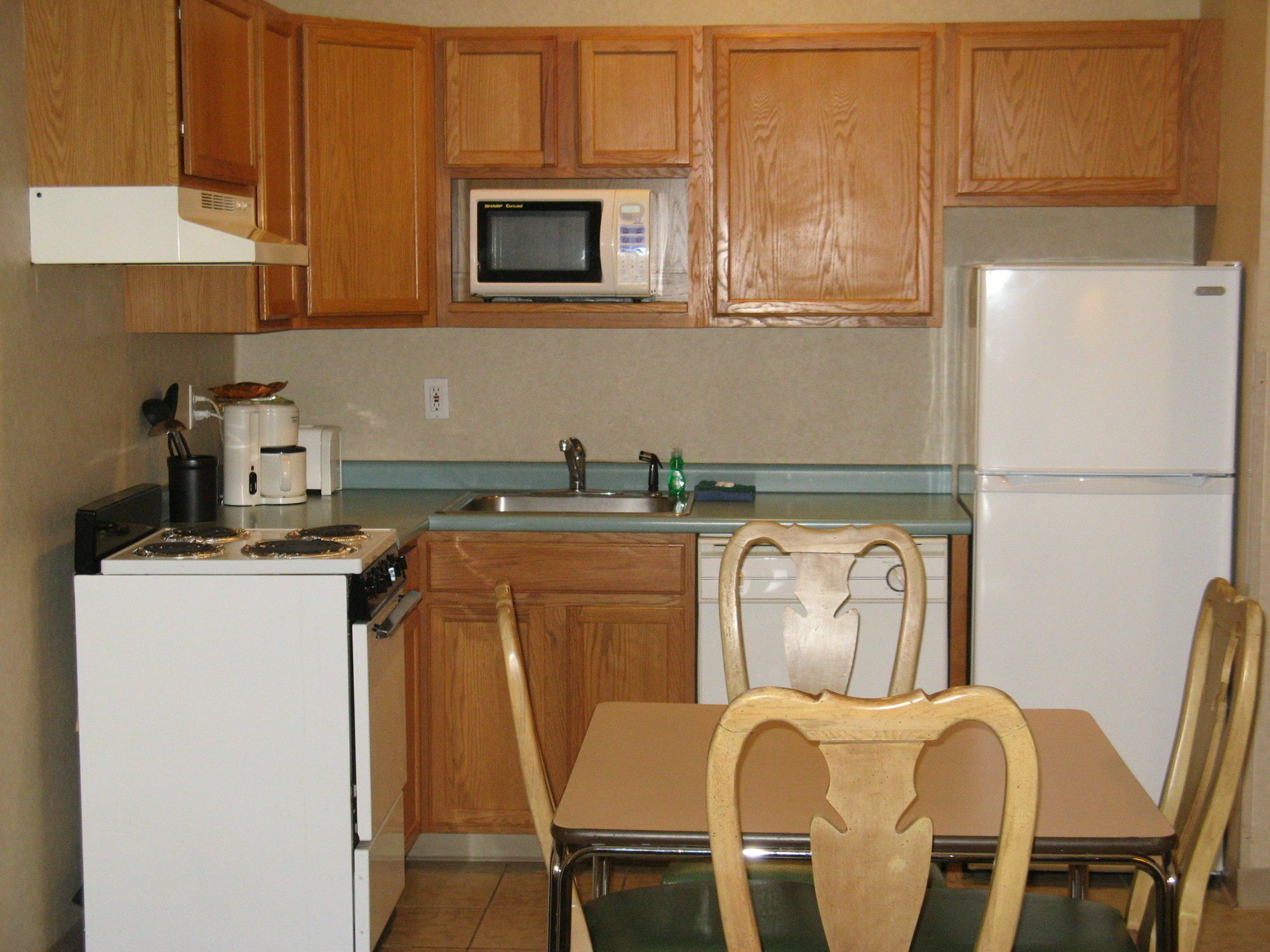 Handys Extended Stay Suites Colchester Bagian luar foto